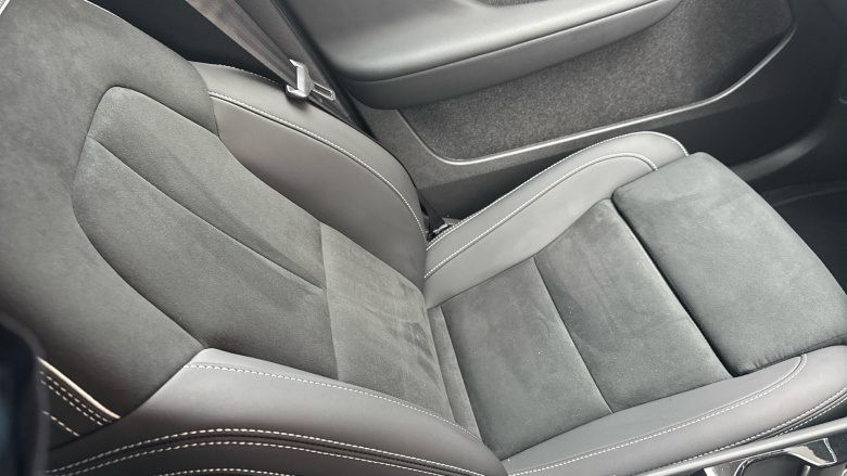 Volvo XC40 2.0 B4P Plus Dark 5dr Auto Petrol Estate